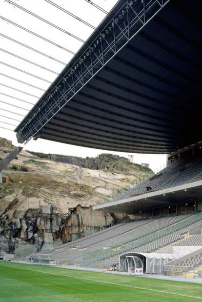 Estadio municipal de Braga (Portugal), adosado a una cantera, obra de Souto de Moura.