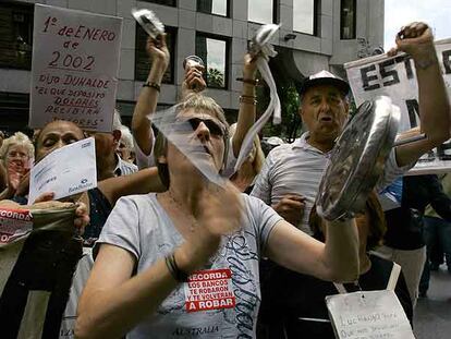 Ahorradores argentinos afectados por el <i>corralito</i> protestan el miércoles por el fallo de la Corte Suprema.