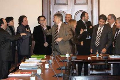 Representantes del PSC, ICV-EUiA, CiU y ERC, antes de iniciarse la reunión que mantuvieron en el Parlamento catalán.