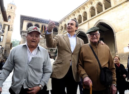 El expresidente socialista del Gobierno Jose Luis Rodriguez Zapatero conversa con dos ancianos de Alcañiz, donde se ha desplazado para apoyar a los candidatos turolenses de su partido.