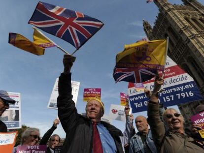 Simpatizantes del UKIP se manifiestan frente al Parlamento brit&aacute;nico en Londres, en octubre de 2011.