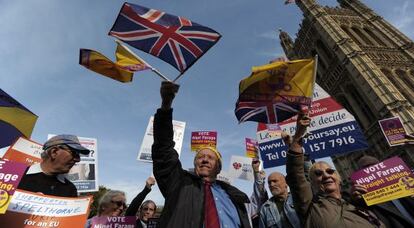 Simpatizantes del UKIP se manifiestan frente al Parlamento brit&aacute;nico en Londres, en octubre de 2011.