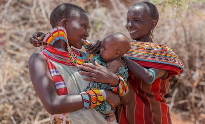 Una joven samburu bromea con otra mujer acerca de la edad de su marido, que es mayor que su propia madre.