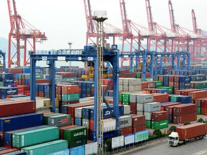 Los contenedores se apilan el pasado jueves en el puerto chino de Lianyungang 