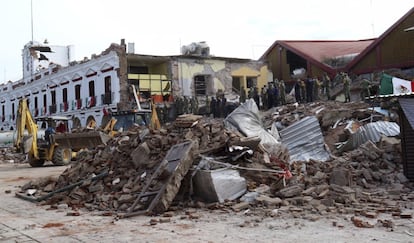 Soldados limpian los escombros de un edificio municipal en Juchitán, Oaxaca. 