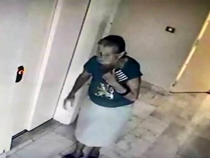 Captura de vídeo de la anciana en uno de los apartamentos robados.