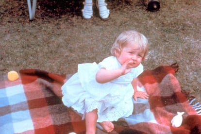 Diana Frances Spencer nació el 1 de julio de 1961 en Norfolk. Pertenecía a una familia de larga tradición nobiliaria, muy vinculada a los Windsor desde hacía generaciones. Al ser hija del Conde Spencer, obtuvo el título de Lady en 1975. Se crió en la casa de campo familiar, en Sandringham. Sus padres se separaron cuando solo tenía siete años y Diana permaneció con su padre mientras que su madre se instaló en Londres.