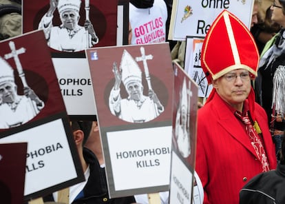 Manifestantes contra la visita de Benedicto XVI a Berlín. "La homofobia mata", se lee en los pancartas que emitan un paquete de cigarrillos.