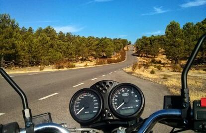 Instantánea del autor del reportaje durante su recorrido en una Ducati por la Vía de la Plata.