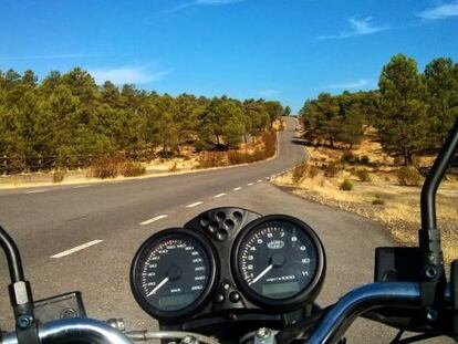 Instant&aacute;nea del autor del reportaje durante su recorrido en una Ducati por la V&iacute;a de la Plata. 