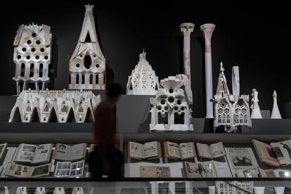 La sala de la exposición de Gaudí del MNAC con los yesos de la Sagrada Familia. 