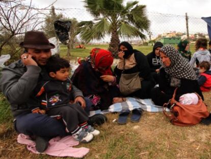 Un grupo de refugiados sirios de Alepo acogidos en el Centro de Estancia Temporal de Inmigrantes de la ciudad autónoma, a donde han llegado tras salir de su país por la guerra.