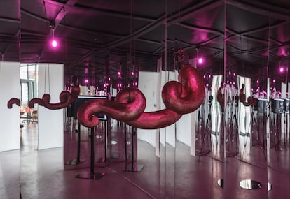 Morehshin Allahyari, de 38 años, pretende con sus experiencias interactivas, esculturas y exposiciones inmersivas cuestionar los estereotipos de un público no musulmán. Iraní residente en Nueva York, gran parte de su obra es un contrapunto a las influencias coloniales tecnológicas occidentales y se distancia de las narrativas dominantes de hombres musulmanes machistas y feministas blancas excluyentes. "Las historias que se están amplificando en el movimiento #MeToo han estado dominadas por el feminismo blanco y las historias occidentales", explica a este diario. Un ejemplo de su arte reivindicativo es 'The Laughing Snake' (La serpiente que ríe), inspirada por la mitología árabe. La instalación, expuesta en museos internacionales, está compuesta por una escultura, una habitación cubierta de espejos y texto, y reflexiona sobre la feminidad y el acoso callejero en Irán.