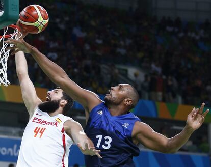 El leve arranque de orgullo de Francia provocó que Scariolo pidiera tiempo muerto para leer la cartilla a sus jugadores en una muestra de ferocidad competitiva. En la imagen, Nikola Mirotic (i) y Boris Diaw (d), en un momento de una jugada.