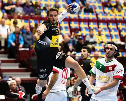 Tomás lanza durante el partido contra Irán.