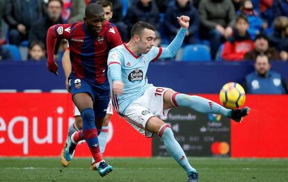 Aspas dispara ante Jefferson Lerma.