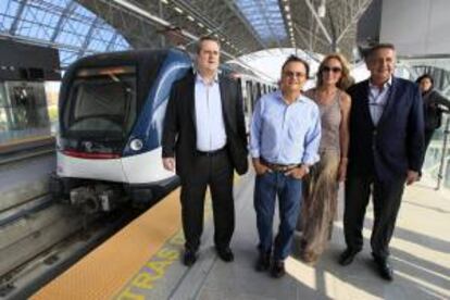 (De izq. a der) El presidente de TMB y vicealcalde de Barcelona, Joaquim Forn; la presidenta de FCC, Esther Alcocer Koplowitz; el jefe de la secretaria del Metro, Roberto Roy; y el presidente de Ayesa, José Luis Manzanares, participan en un recorrido por el metro de Ciudad de Panamá.