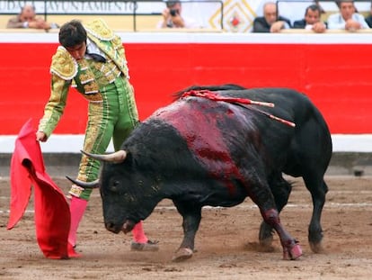 Miguel Ángel Perera con su tercer toro