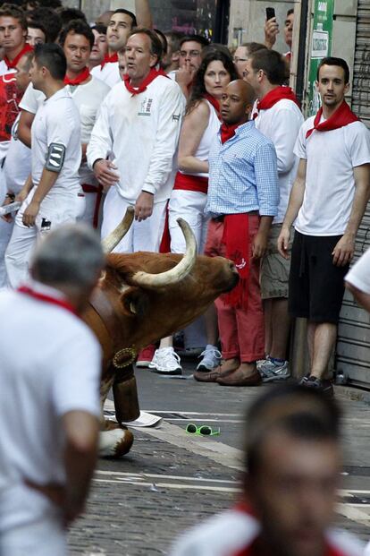 .La carrera, de 2 minutos y 25 segundos de duración, ha sido mucho menos concurrida que la de ayer al haberse marchado muchos de los visitantes que durante el fin de semana han abarrotado Pamplona, una ausencia que ha disminuido los momentos de peligro y ha permitido a los mozos realizar bonitas carreras.En la foto, un manso caido en la curva de Mercaderes.