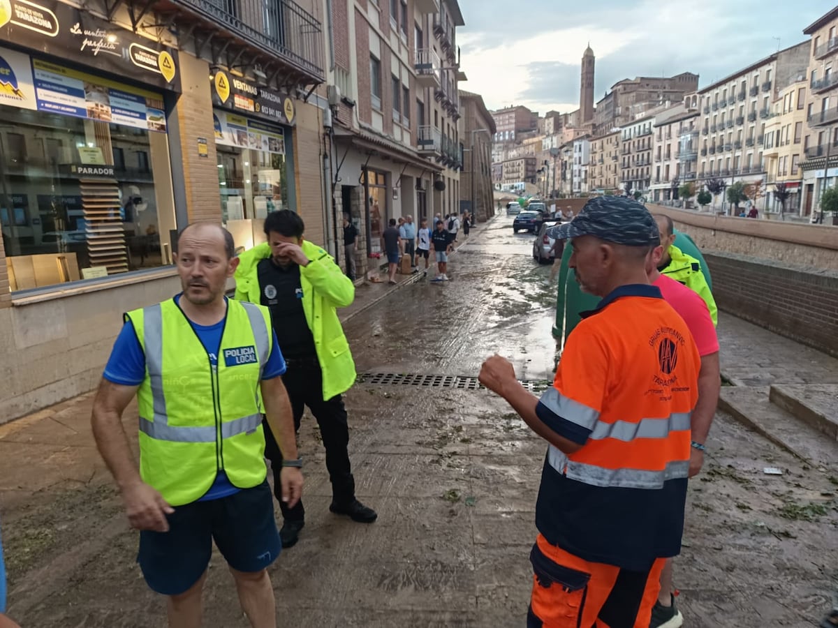 La Aemet activa el nivel rojo en la Ribera del Ebro. La Guardia Civil evacúa a 400 jóvenes de campamento en Burgos por las fuertes tormentas