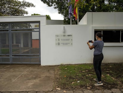 Una mujer fotografiaba la fachada de la Academia Nicaragüense de la Lengua, en Managua, el 31 de mayo.