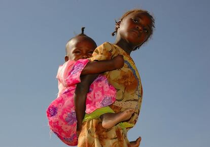 Darfur, Sudán 2005. Estas dos niñas habían quedado huérfanas de padre y madre tras un ataque de las milicias janjaweed a su aldea de Darfur. Afortunadamente algo muy arraigado en África es la solidaridad entre vecinos y miembros de la familia, lo que ayuda a paliar de alguna manera estos dramas humanos.