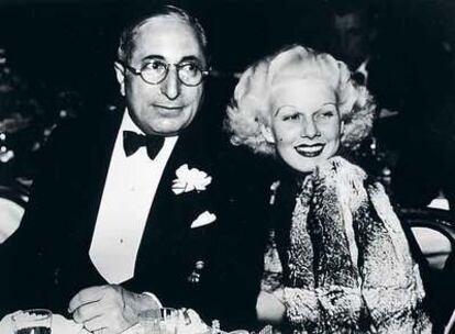 Louis B. Mayer con una deslumbrante Jean Harlow.