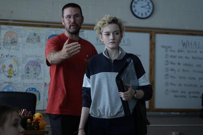 Regisseur Zach Cregger und Julia Garner am Set von „Weapons“.
