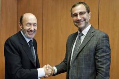 Rubalcaba saluda al nuevo embajador de EEUU en Espa&ntilde;a, James Costos, al comienzo de la reuni&oacute;n que han mantenido hoy.