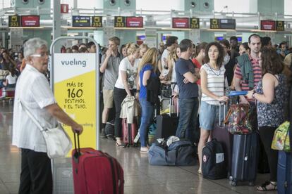 Colas de pasajeros de Vueling en el tercer dia de cancelaciones y retrasos de vuelos en el aeropuerto de El Prat de Barcelona. 