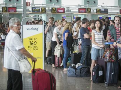 Colas de pasajeros de Vueling en el tercer dia de cancelaciones y retrasos de vuelos en el aeropuerto de El Prat de Barcelona. 