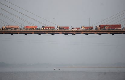 Tráfico en el puente de la localidad india de Yamuna.