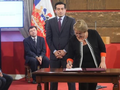 Bachelet firma un decreto ante la mirada de Pe&ntilde;ailillo.