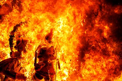  Unos 'ninots' son consumidos por el fuego durante la Cremà infantil de la falla del Ayuntamiento de Valencia.