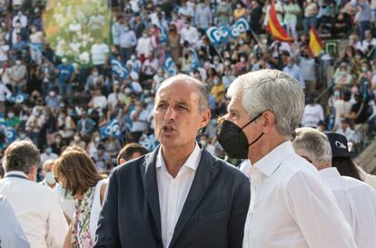 El expresidente de la Generalitat Valenciana, Francisco Camps, conversa con el diputado Adolfo Suárez Illana, el pasado octubre, en la convención nacional del PP.