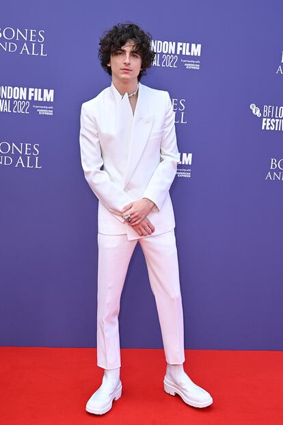 Timothée Chalamet, coprotagonista de Hasta los huesos, volvió a elegir un traje sin camisa para la alfombra roja. Lo apostó todo al blanco con este conjunto de la colección primavera-verano 2023 de Alexander McQueen que completó con un llamativo collar de huesos de Vivienne Westwood.