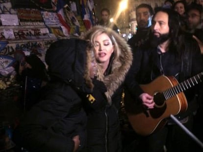 Madonna durante o show improvisado em Paris.