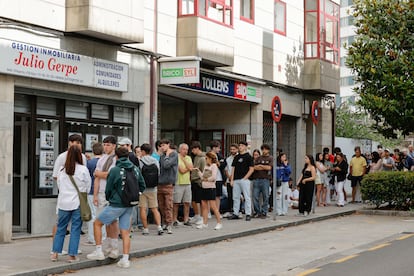 Estudiantes y padres hacen desde la madrugada cola el pasado jueves para conseguir un piso de alquiler en una inmobiliaria de Santiago, ante la falta de oferta.