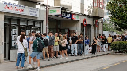 Estudiantes y padres hacen desde la madrugada cola el pasado jueves para conseguir un piso de alquiler en una inmobiliaria de Santiago, ante la falta de oferta.