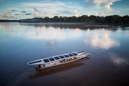 Su visión es la de una Amazonía poblada por canoas solares que sustituirán potencialmente a decenas de miles de embarcaciones que andan quemando miles y miles de metros cúbicos de gasolina cada año en motores de explosión.