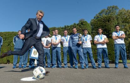 Mauricio Macri cuando recibi&oacute; a los campeones del mundo de futsal.