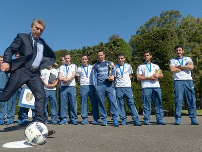 Mauricio Macri recebe os campeões mundiais de futsal.