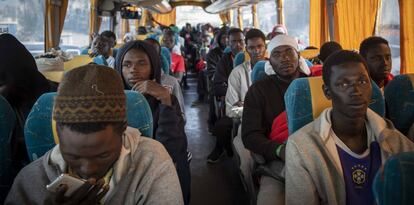 Traslado de los migrantes subsaharianos al CATE de Crinavis.