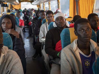Traslado de los migrantes subsaharianos al CATE de Crinavis.