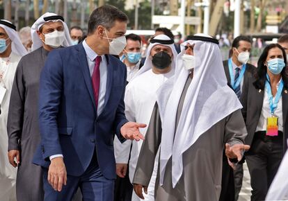 El presidente del Gobierno, Pedro Sánchez, con el ministro de Tolerancia de Emiratos Árabes Unidos, Nahyan bin Mubarak Al Nahyan, este miércoles en Dubái.