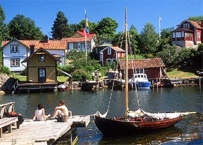 Día de sol en el municipio de Vaxholm, que ocupa 64 islas de las más de 25.000 que rodean Estocolmo, entre islas e islotes. Vaxholm está habitado por cerca de 10.000 personas.
