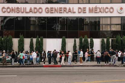 Migrantes hacen fila frente el Consulado de México en Los Ángeles, California, en junio de 2024.