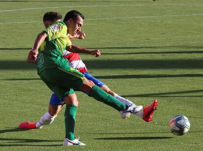 Orellana centra al área del Granada defendido por Neva.