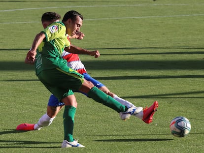 Orellana centra al área del Granada defendido por Neva.