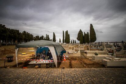 Exhumación de 13 represaliados en una fosa en el cementerio de Manzanares (Ciudad Real).